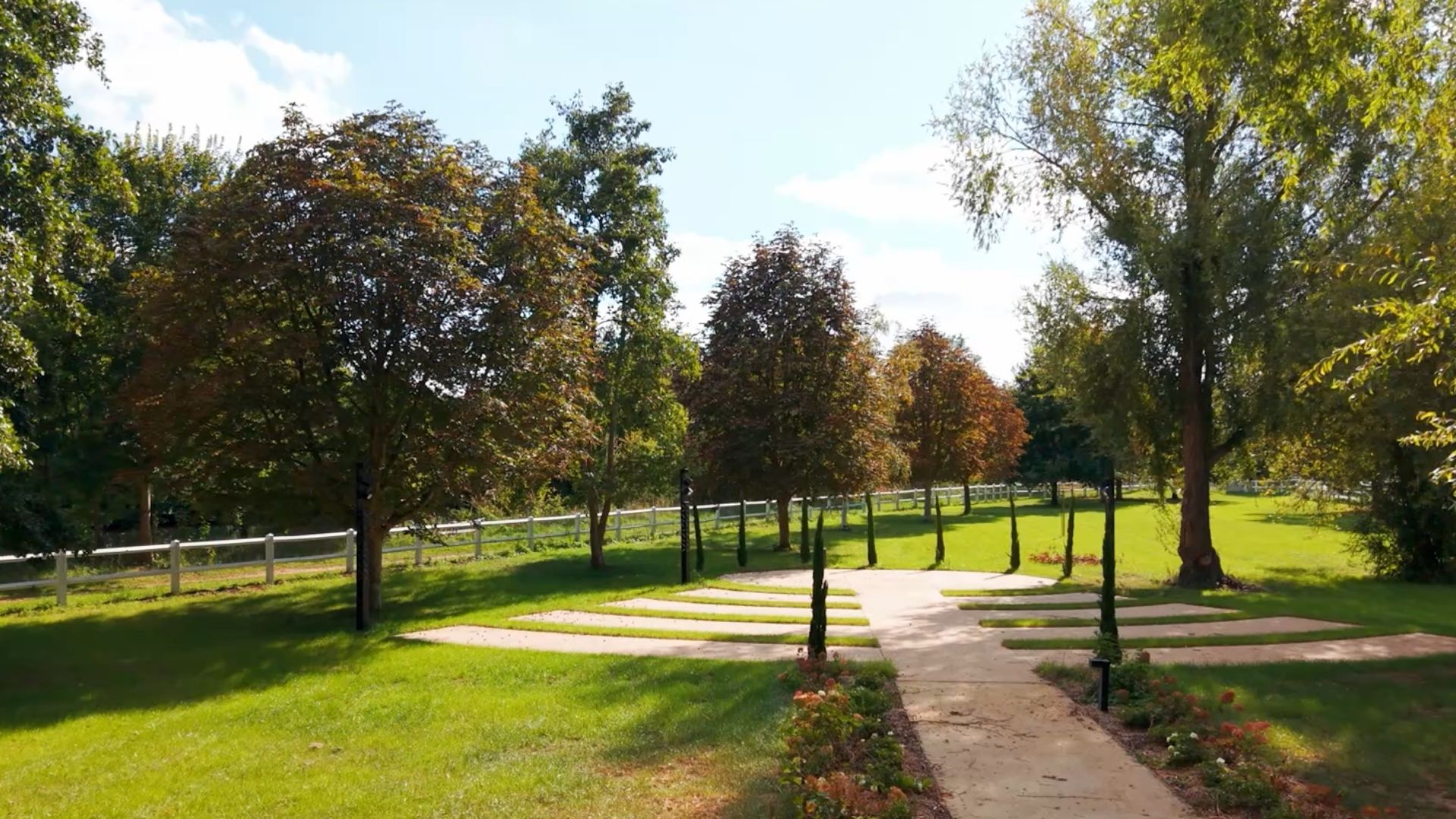 Autel dans le parc des Lodges de Socrate